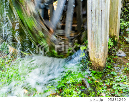 水車のある懐かしい景色 水車のある懐かしい景色 95881240