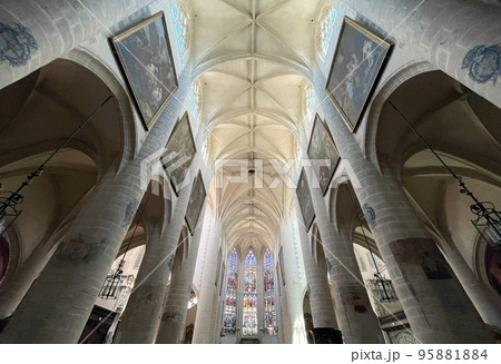 the interior of the cathedral in reims in france 95881884