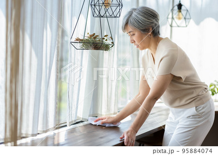 女性 ライフスタイル 掃除 女性 ライフスタイル 掃除 95884074