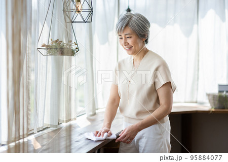 女性 ライフスタイル 掃除 女性 ライフスタイル 掃除 95884077