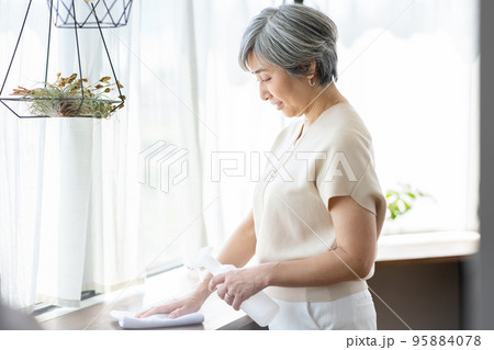 女性　ライフスタイル　掃除 95884078