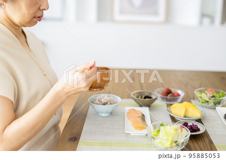 食欲不振の女性 食欲不振の女性 95885053