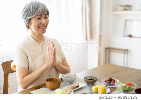 夫婦 食事シーン 夫婦 食事シーン 95885135