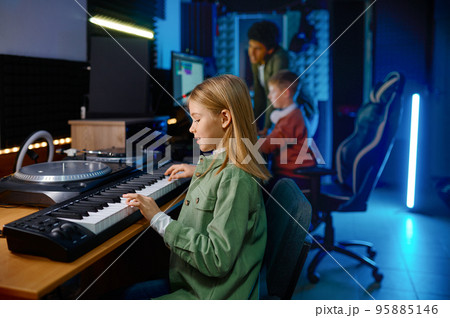 School children at sound record studio 95885146