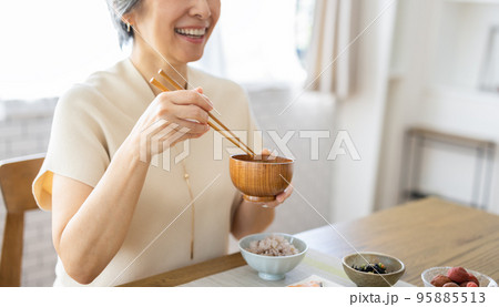 食事シーン 95885513