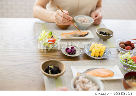 食事シーン 95885518