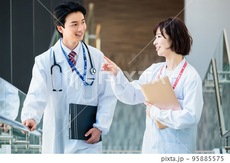 医療現場で働く若い医師　撮影協力「LINK FOREST」 95885575