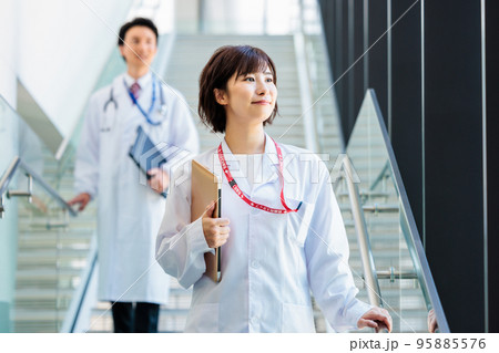 医療現場で働く若い医師 撮影協力「LINK FOREST」 医療現場で働く若い医師 撮影協力「LINK FOREST」 95885576