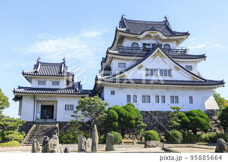 大阪府岸和田市　青空の岸和田城 95885664