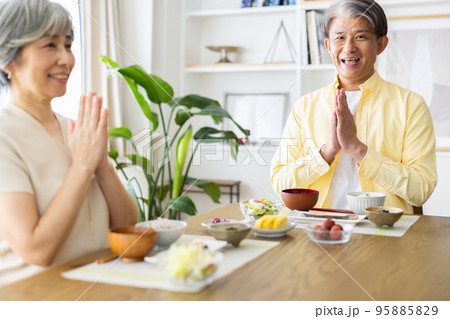 夫婦 食事シーン 夫婦 食事シーン 95885829