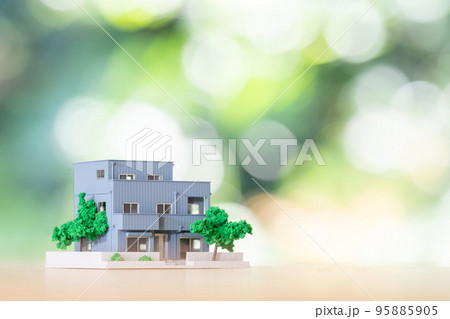 不動産、家、住宅ローン、ミニチュア、ぶつ撮り、住宅、ブツ撮り、模型、住居、一軒家、新緑、コピースペー 不動産、家、住宅ローン、ミニチュア、ぶつ撮り、住宅、ブツ撮り、模型、住居、一軒家、新緑、コピースペー 95885905