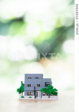 不動産、家、住宅ローン、ミニチュア、ぶつ撮り、住宅、ブツ撮り、模型、住居、一軒家、新緑、コピースペー 不動産、家、住宅ローン、ミニチュア、ぶつ撮り、住宅、ブツ撮り、模型、住居、一軒家、新緑、コピースペー 95885906