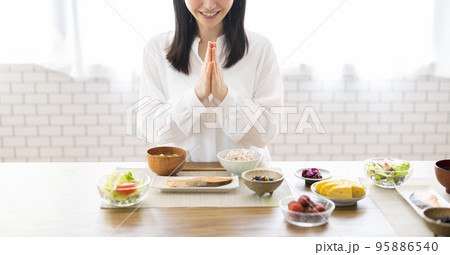女性　食事シーン 95886540