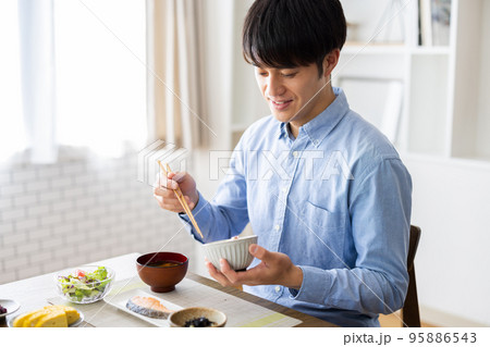 男性　食事シーン 95886543