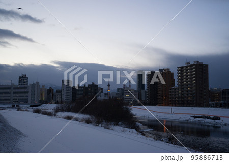 川辺と夜の街 川辺と夜の街 95886713