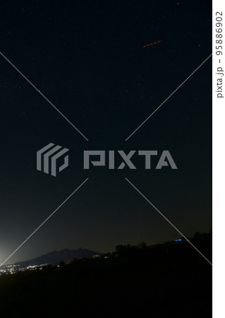 北杜市明野町、北の空、八ヶ岳の上の星々 北杜市明野町、北の空、八ヶ岳の上の星々 95886902