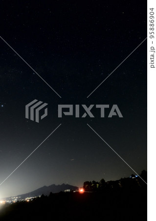 北杜市明野町、北の空、八ヶ岳の上の星々 北杜市明野町、北の空、八ヶ岳の上の星々 95886904