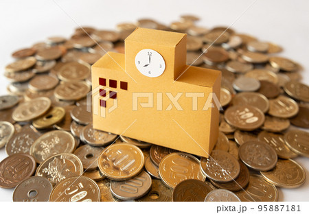 校舎と硬貨　教育費　学校の収入 95887181
