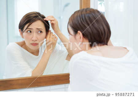髪の毛を気にする女性 髪の毛を気にする女性 95887271
