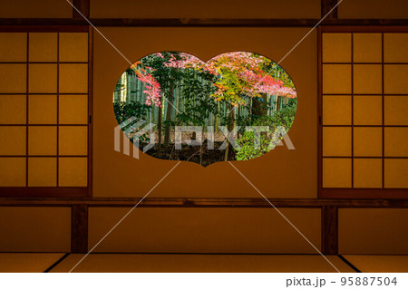 京都洛西の秋　紅葉の地蔵院（竹の寺）　方丈の猪目窓 95887504