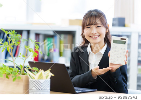 電卓を持つビジネスウーマン 95887543