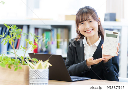 電卓を持つビジネスウーマン 95887545