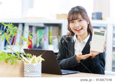 電卓を持つビジネスウーマン 電卓を持つビジネスウーマン 95887546