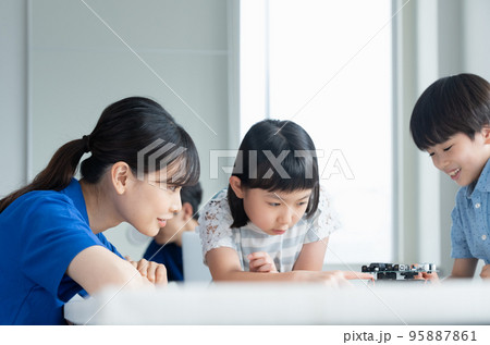 プログラミング学習をする小学生 プログラミング学習をする小学生 95887861