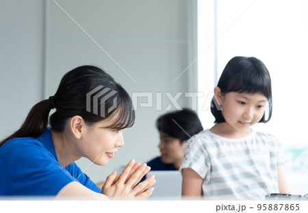 プログラミング学習をする小学生 プログラミング学習をする小学生 95887865