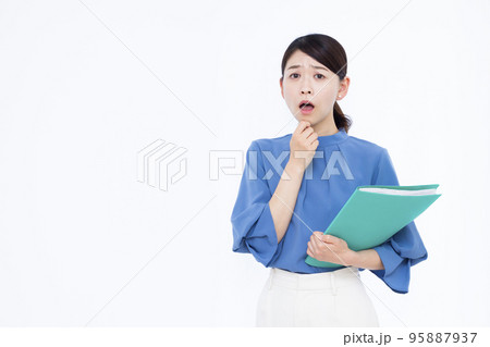 驚いている30代のビジネスウーマン 驚いている30代のビジネスウーマン 95887937