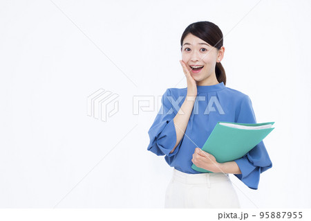 笑顔でビックリしている30代の女性 95887955