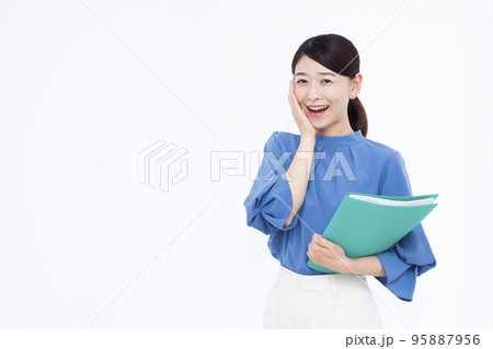 笑顔でビックリしている30代の女性 95887956