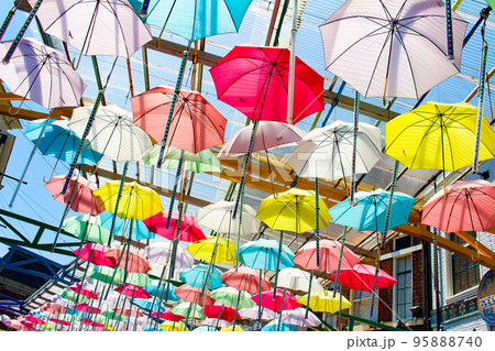 カラフルな傘 95888740