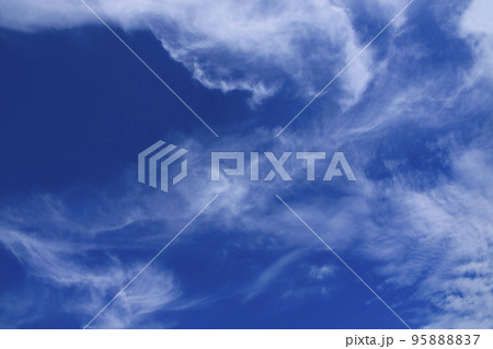 9月の爽やかな秋の青い空と白い雲 9月の爽やかな秋の青い空と白い雲 95888837