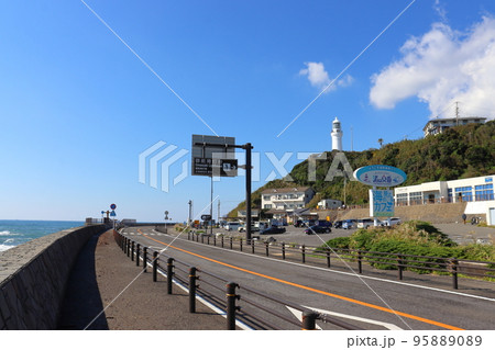 御前埼灯台と静岡県道357号佐倉御前崎港線 95889089