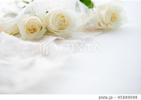 白いバラの花　結婚式のイメージ素材 95889098