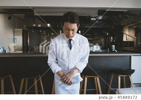 謝罪をする料理人 謝罪をする料理人 95889172