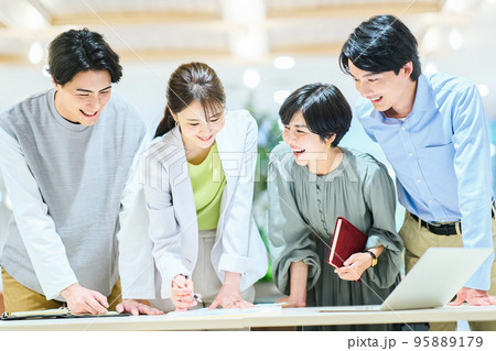 ビジネス　若い 95889179