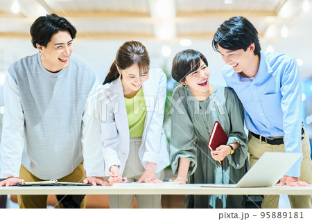 ビジネス　若い 95889181
