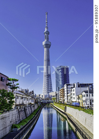東京スカイツリー　北十間川に架かる十間橋（じゅっけんばし）からの風景 95889307