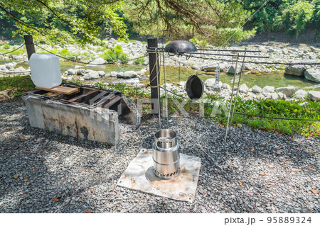 【オートキャンプ場でミニマムソロキャンプ　新品の焚火台】 95889324