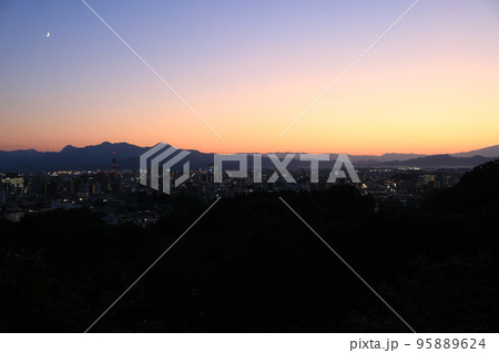 愛宕山展望台から盛岡市内を望む夜景 95889624