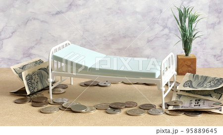ベッドの小物と周囲にお金 95889645