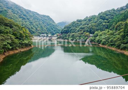 我谷吊橋から見える我谷ダム【石川県加賀市山中温泉我谷町】 95889704