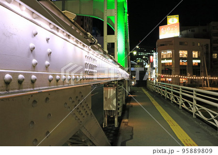 ライトアップされた開運橋 95889809