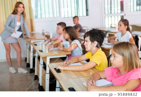 Kids listening to teacher 95889832