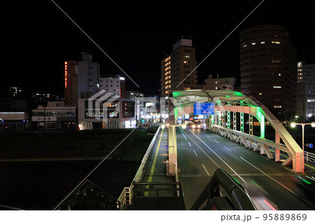 ライトアップされた開運橋 ライトアップされた開運橋 95889869
