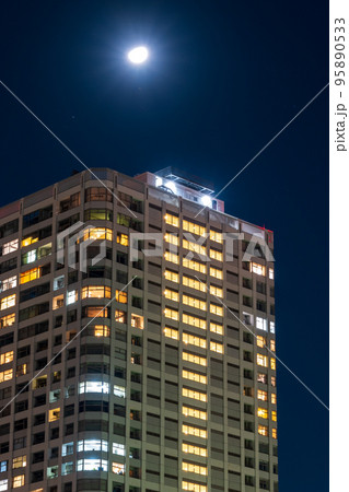光り輝く月と大都会のタワーマンションの夜景｜東京都港区 95890533