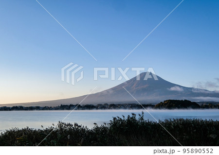 早朝の山梨県河口湖と富士山 早朝の山梨県河口湖と富士山 95890552