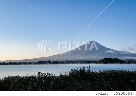 早朝の山梨県河口湖と富士山 早朝の山梨県河口湖と富士山 95890553